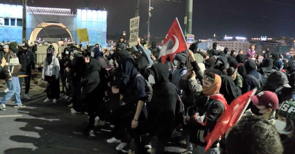 Galata Köprüsü’nde oturma eylemi