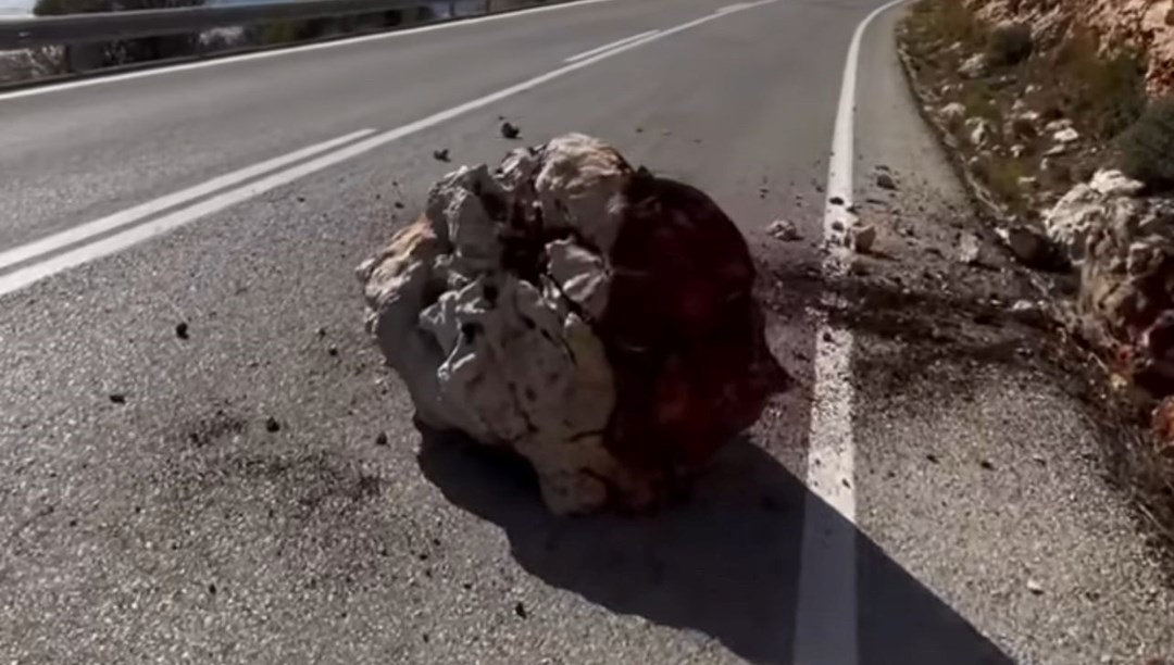 Kaş’ta yağış sonrası yamaçtan kayalar düştü