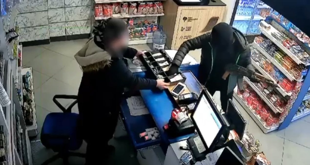 Oyuncak silahla benzinlikte soygun yaptı!