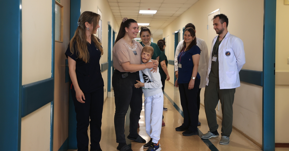 Savaş mağduru Ukraynalı çocuğa Akdeniz Üniversitesi Hastanesi’nde dokularından kulak yapılacak